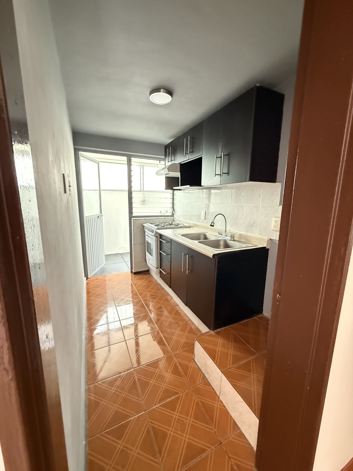 5 de 8: Cocina con patio de servicio