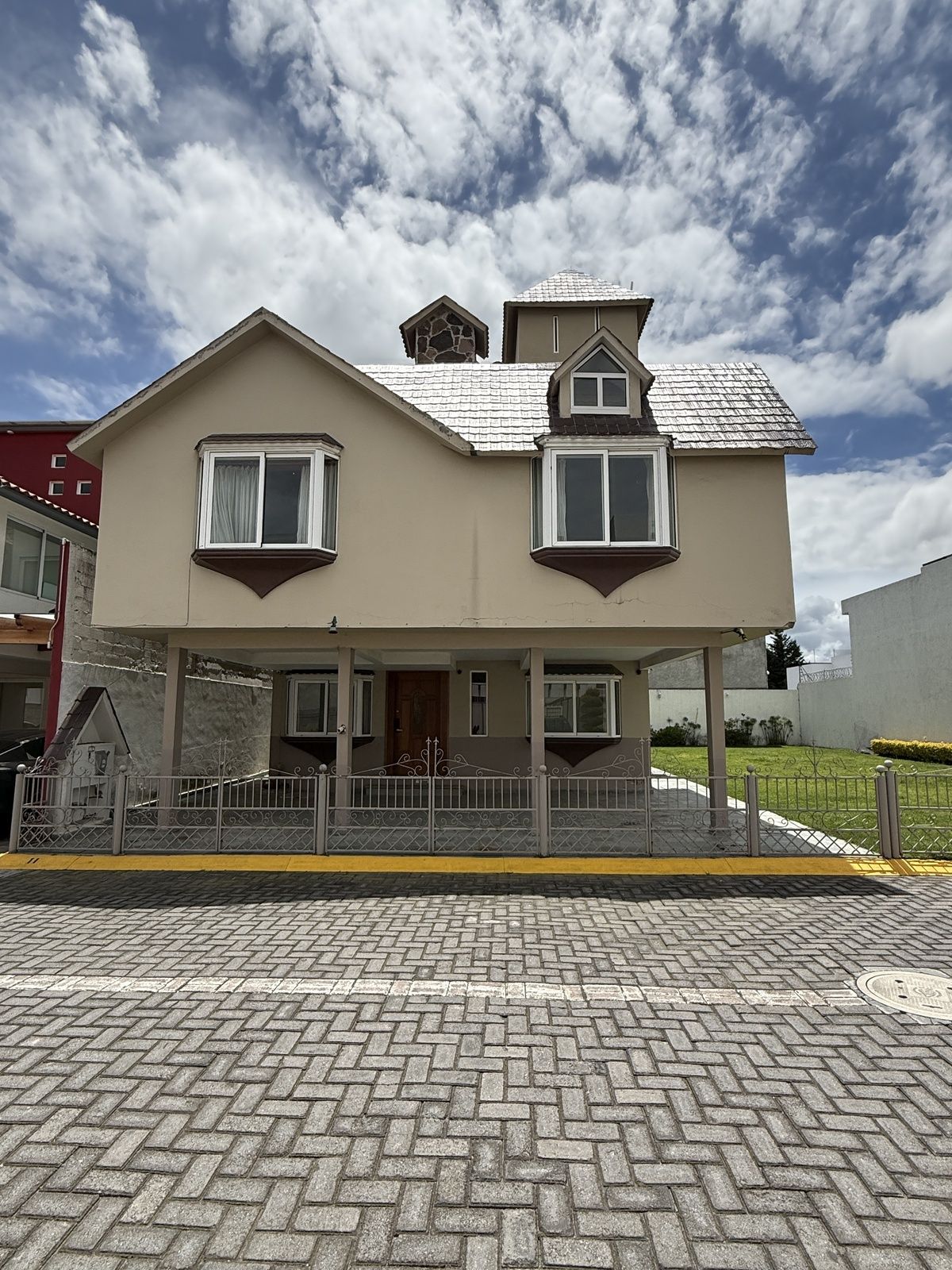 2 de 30: Fachada frontal