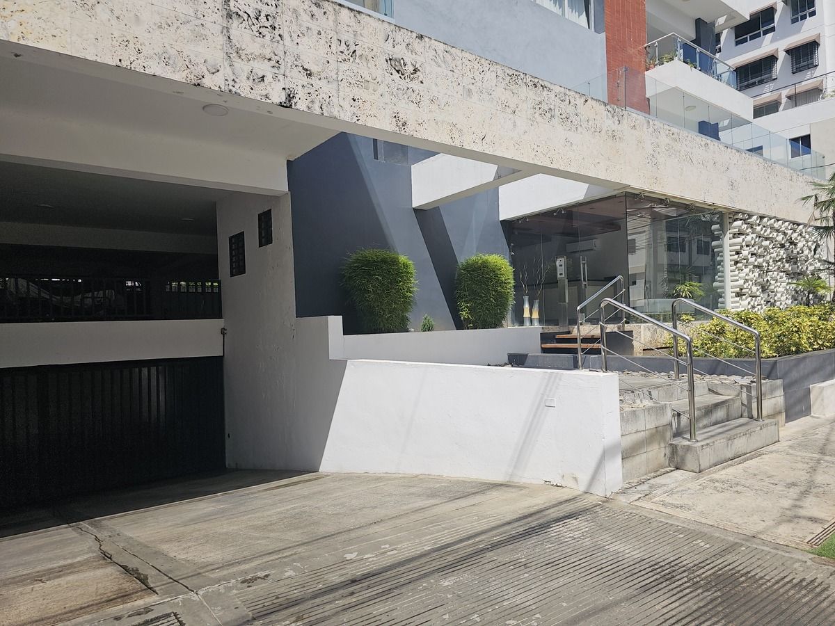 4 de 29: Acceso parqueos