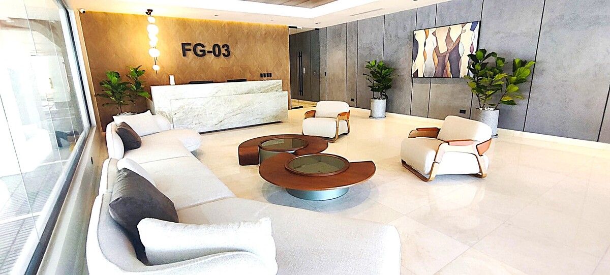 3 de 26: Lobby de hotel boutique: mármol, mobiliario moderno.