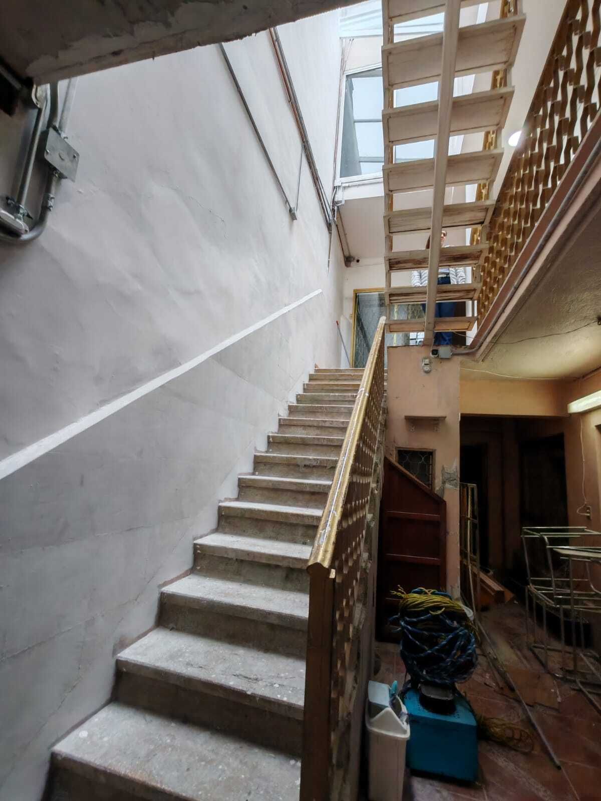 3 de 32: Escaleras a Piso 1