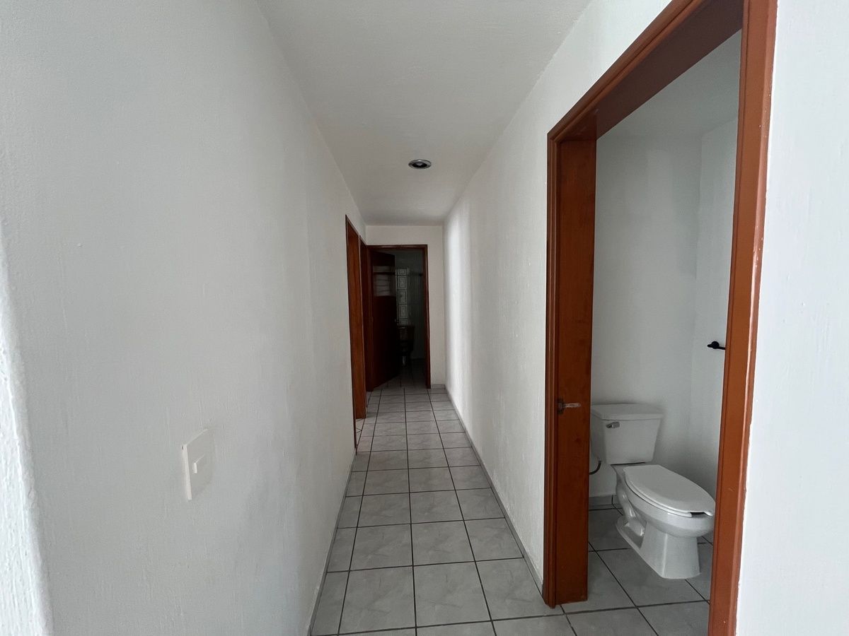 9 of 21: pasillo hacia las habitaciones