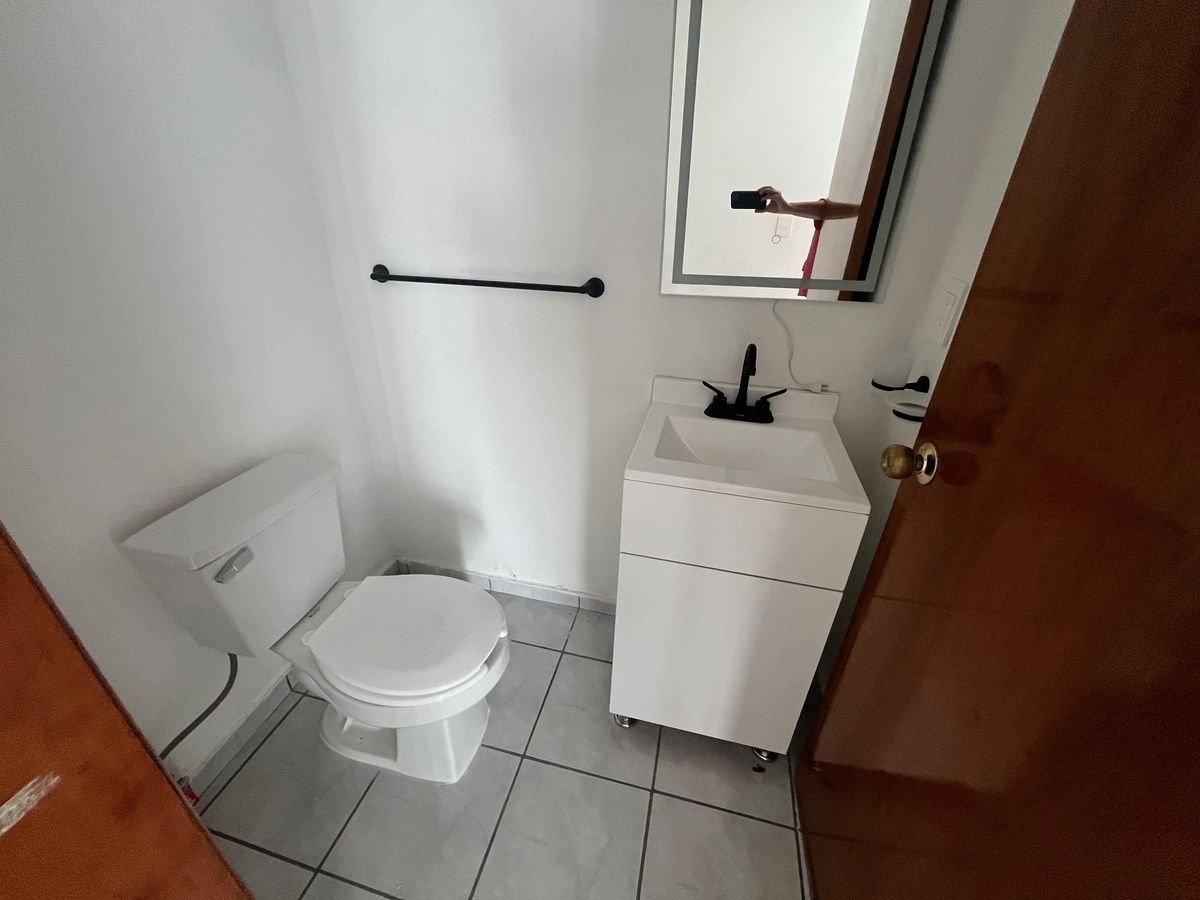 10 of 21: medio baño