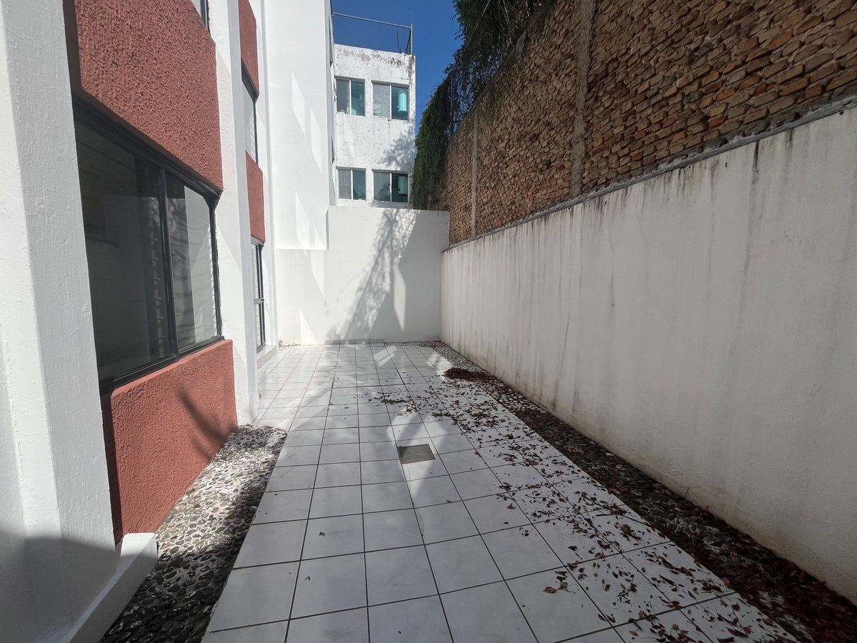 8 of 21: patio de macetas
