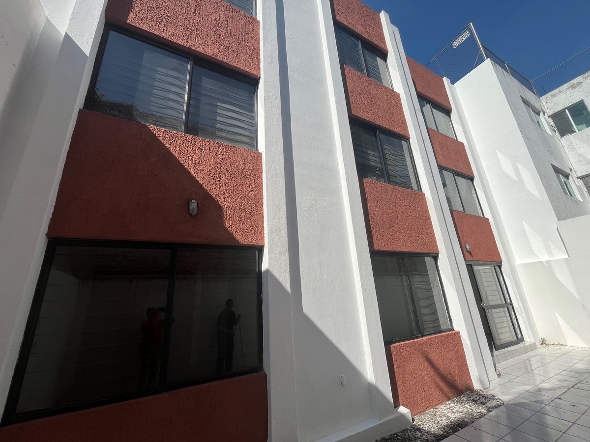 1 of 21: vista posterior del edificio