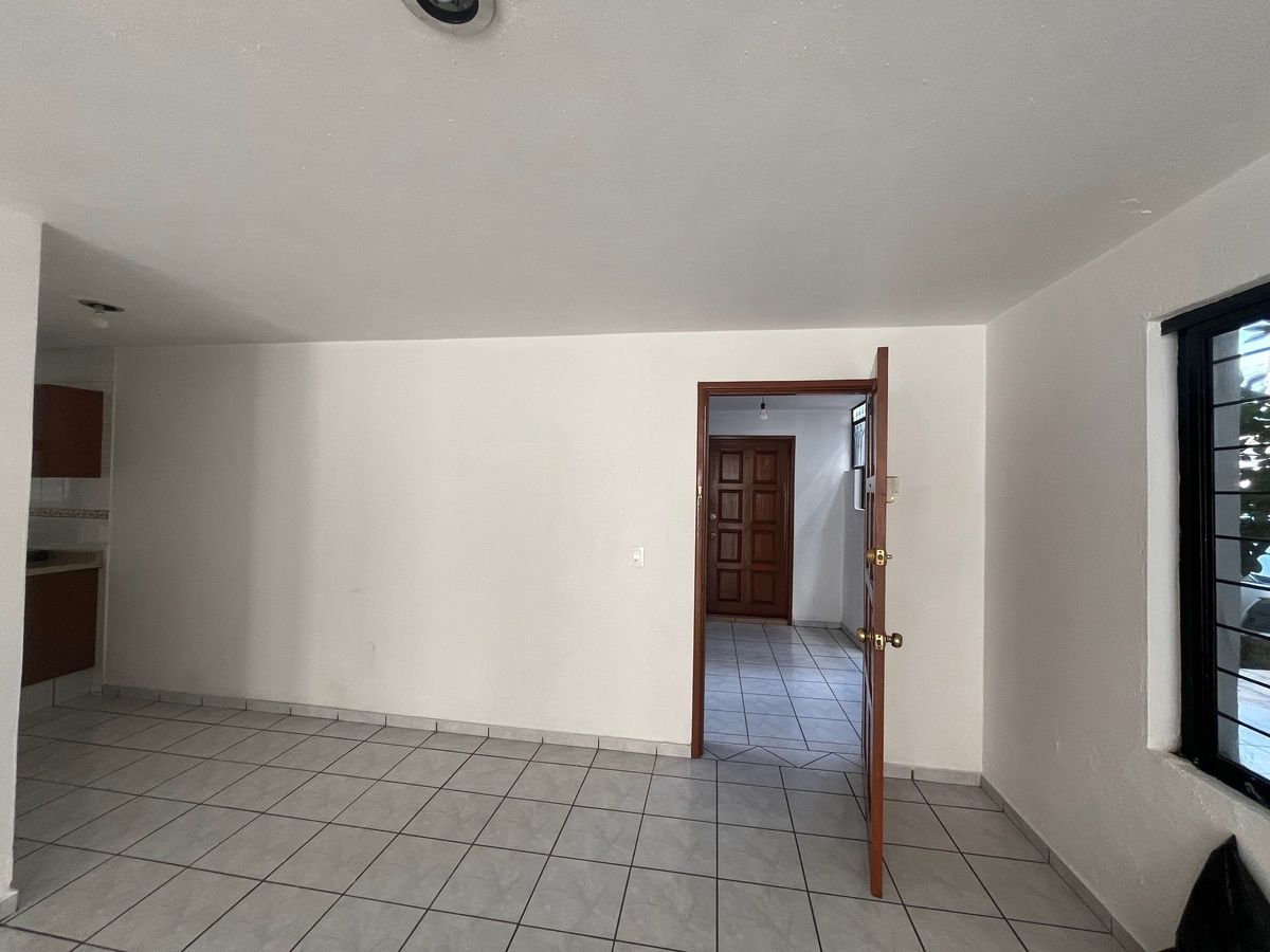 5 of 21: puerta de ingreso al departamento