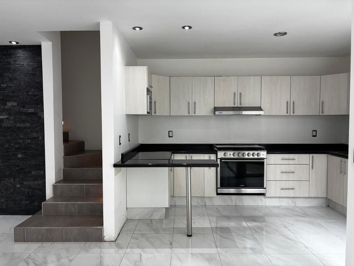 4 de 20: escaleras y cocina
