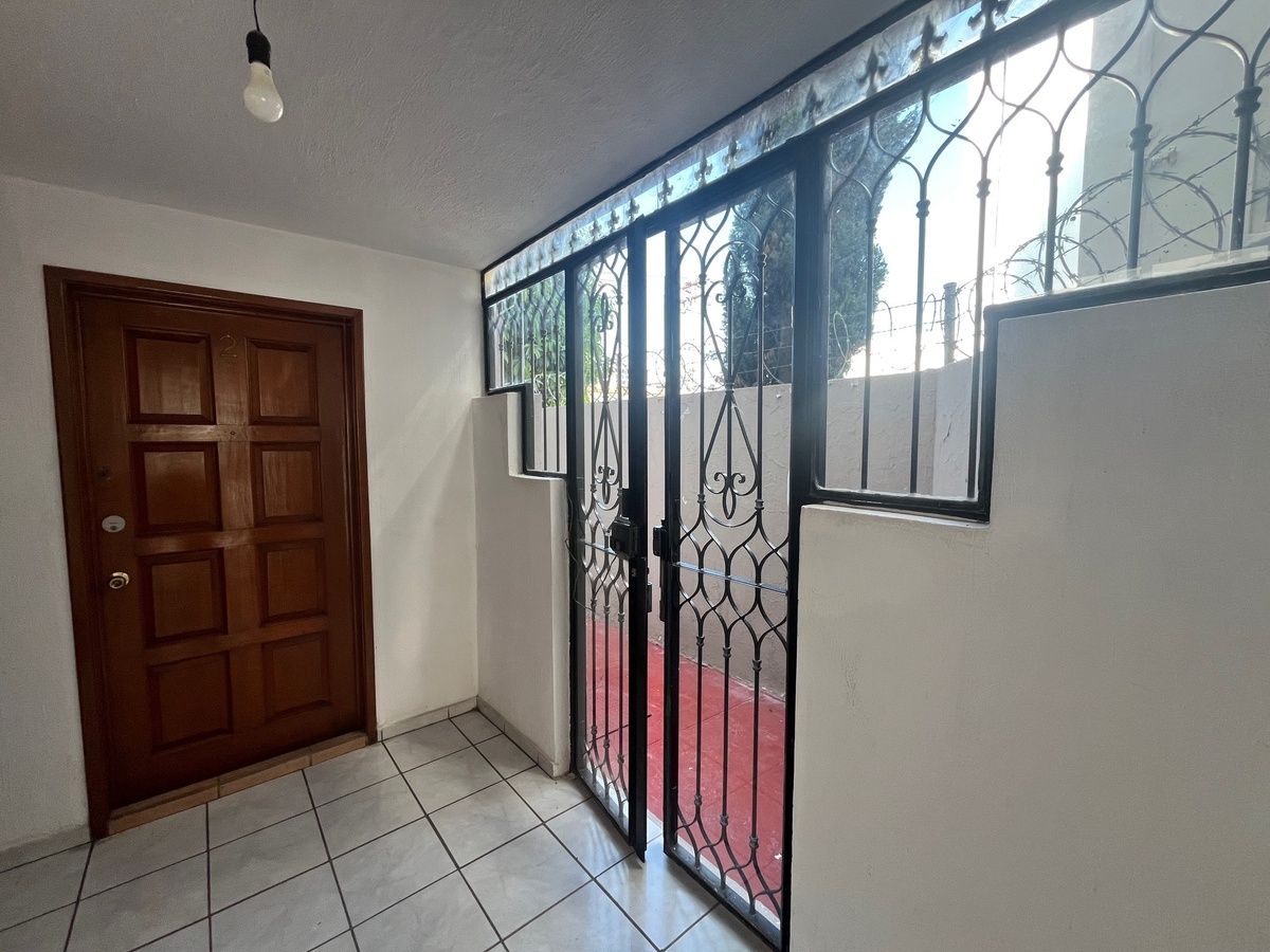 puerta de ingreso a edificio