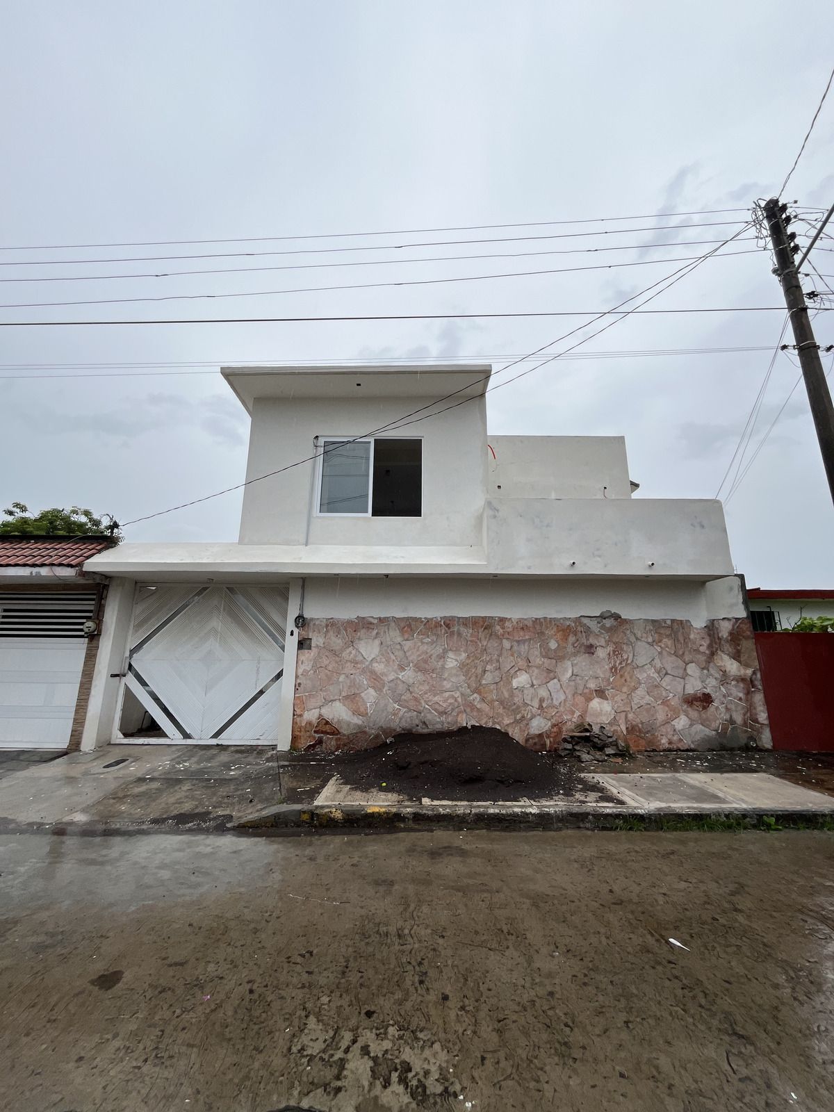 1 of 17: Fachada