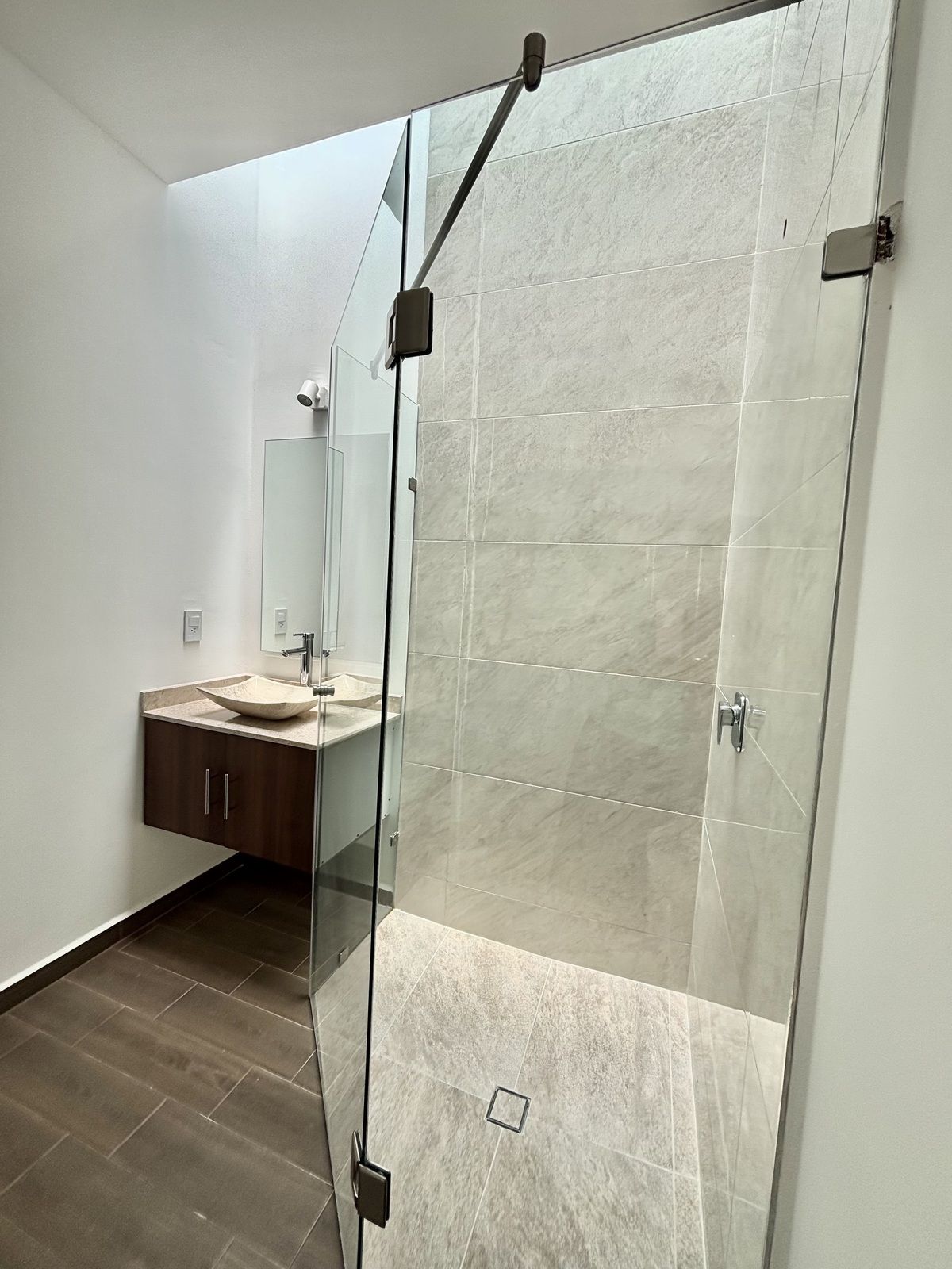 31 de 38: Baño completo que comparten recam. secundarias .