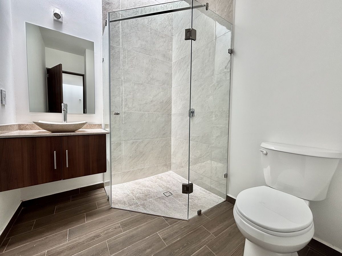 30 de 38: Mueble en lavabo y espejo decorativo.