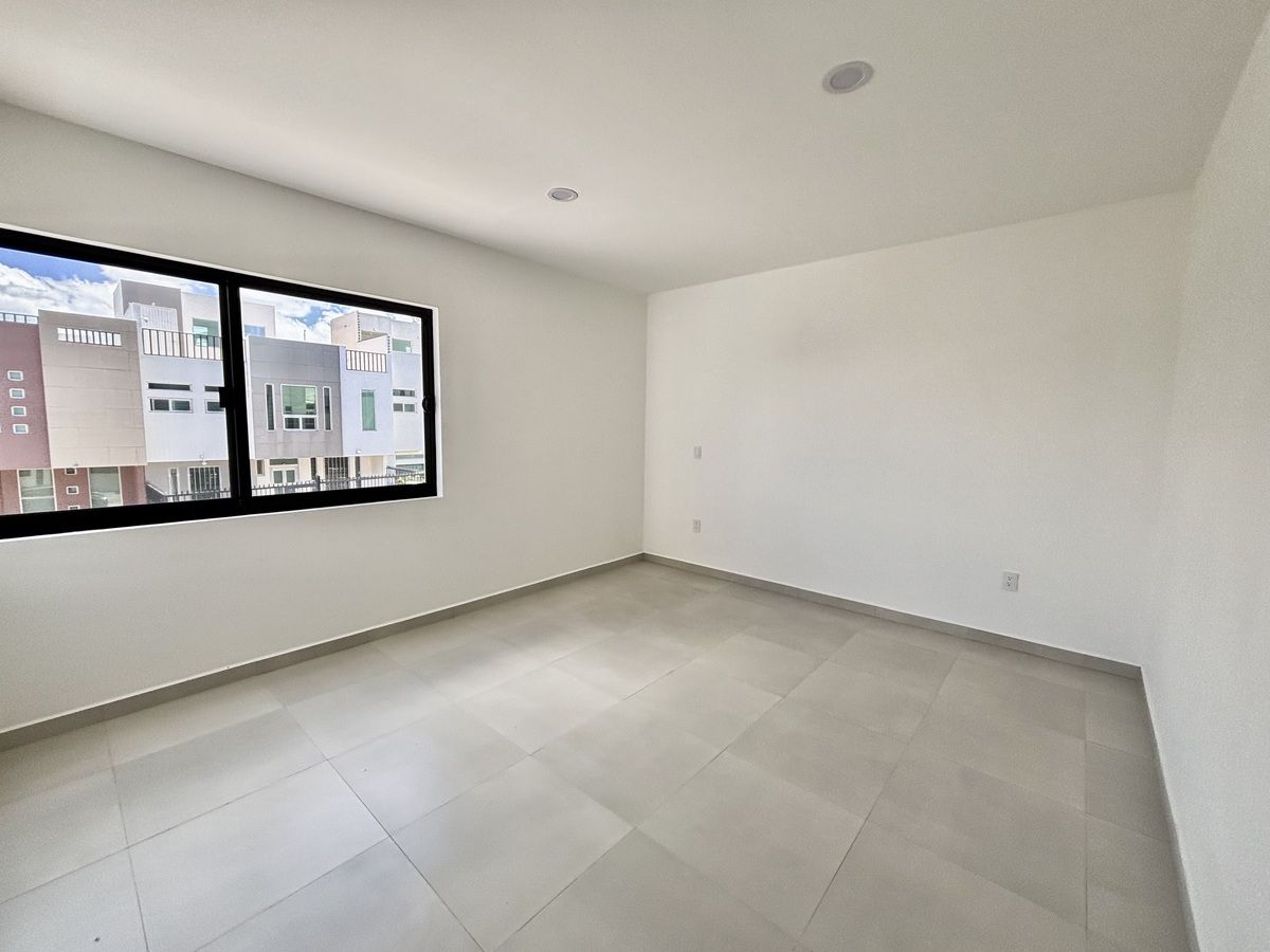 18 de 38: Espaciosa e iluminada recám ppal.  con vestidor y baño compl