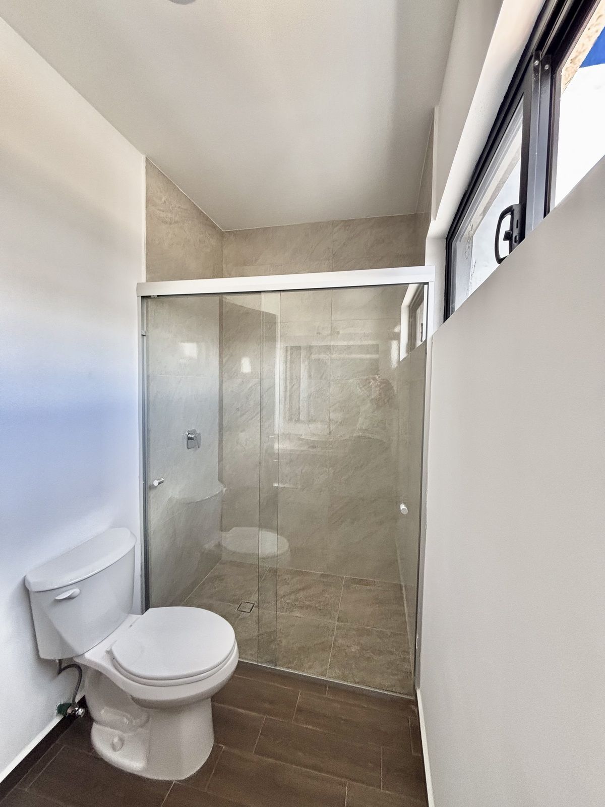 25 de 38: Baño completo recamara principal .