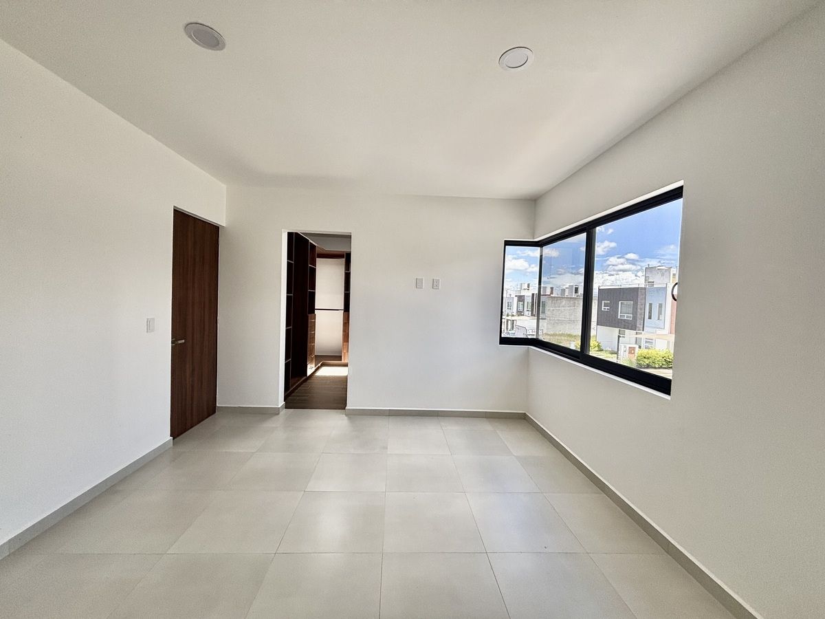 20 de 38: Recam. ppal. espacios para cama king size y pequeña sala .