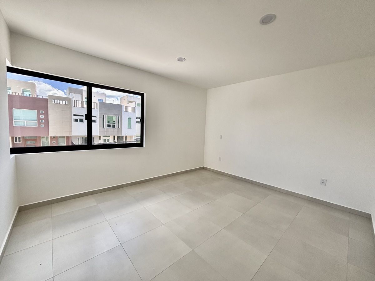 21 de 38: Iluminación en recámara principal.