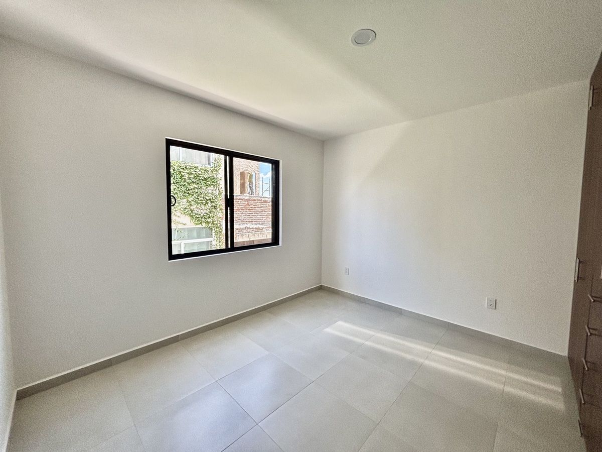 26 de 38: Recámara Secundaria 1 p cama king size vista hacia patio