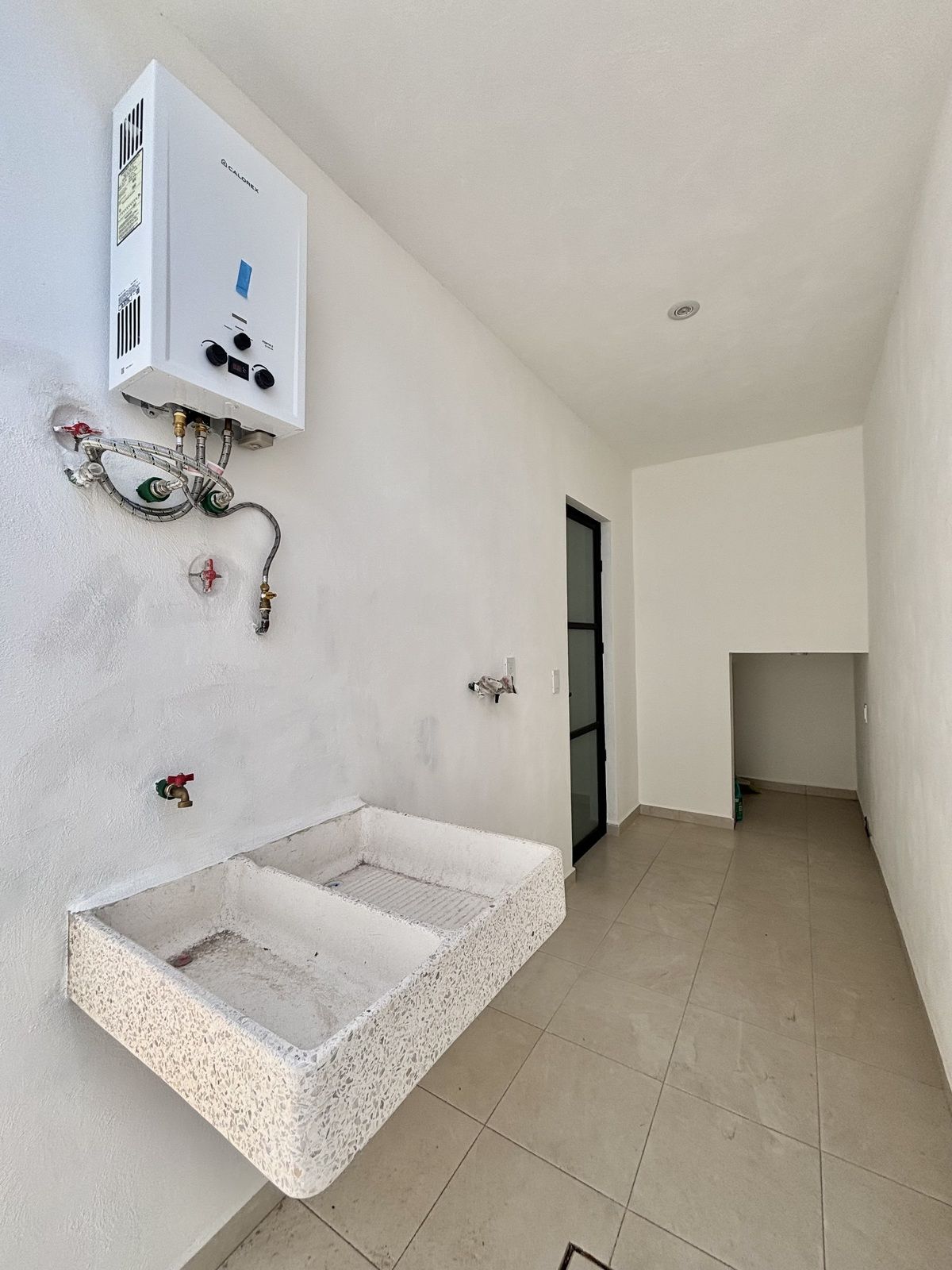 35 de 38: Area de lavado techada con espacio para bodega al fondo .