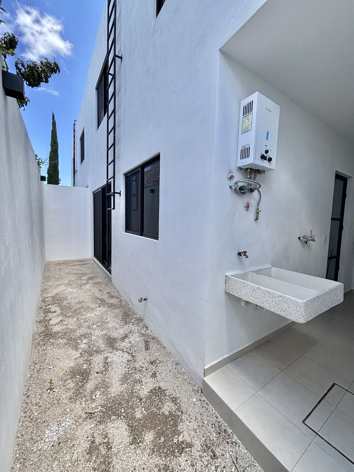 34 de 38: Patio trasero  con salida desde comedor