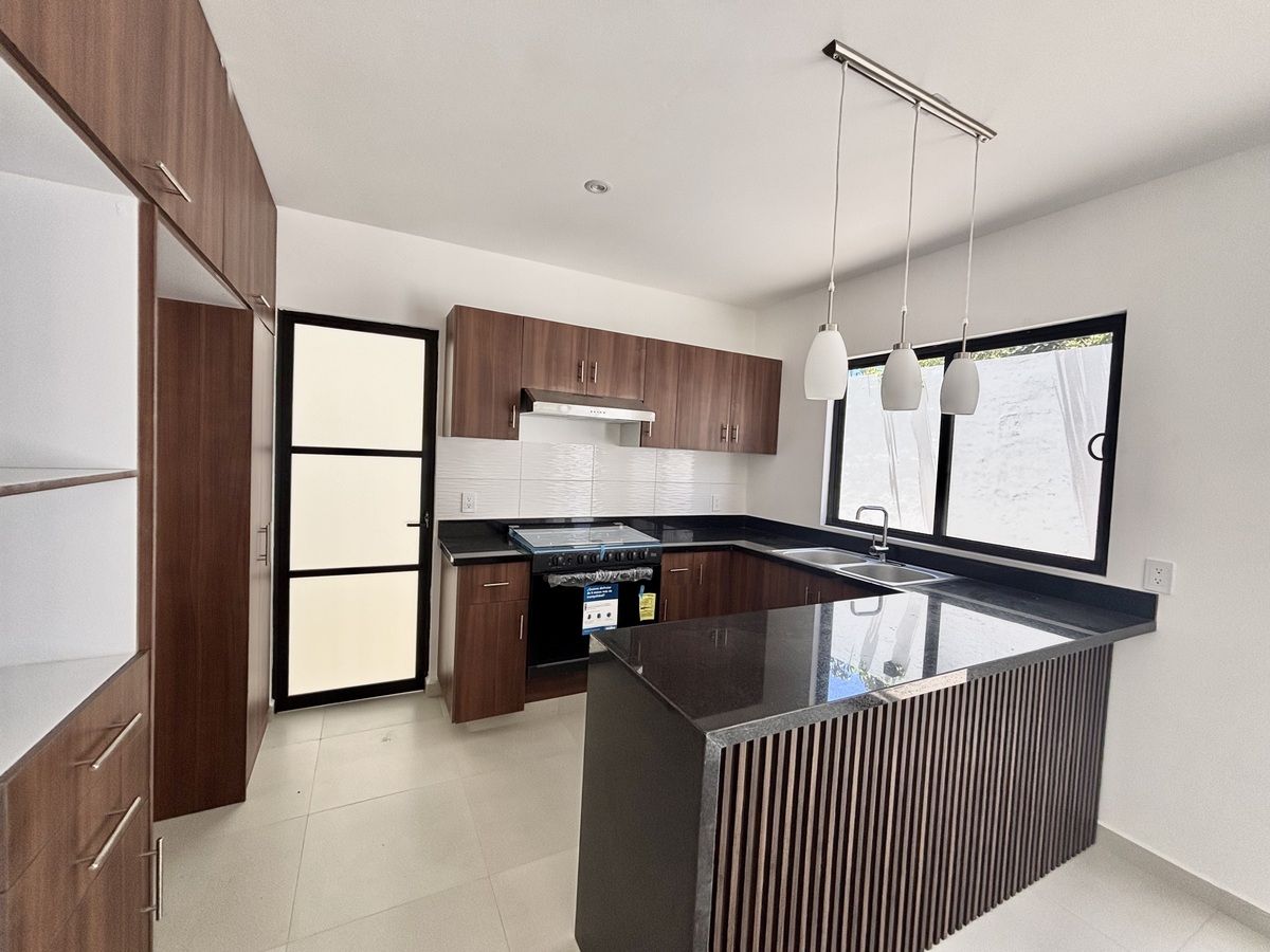 3 de 38: Cocina equipada en granito