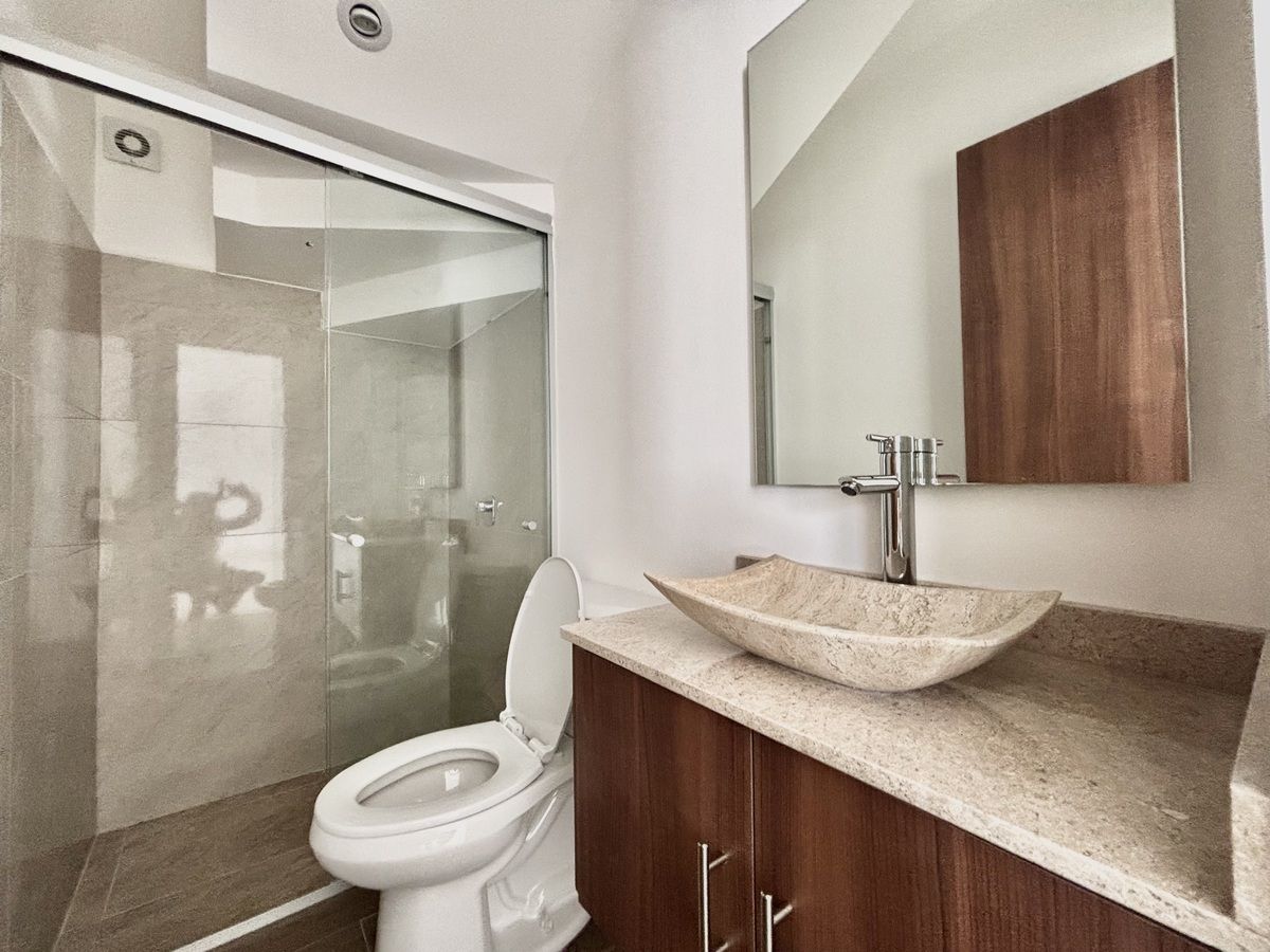 14 de 38: Baño completo en planta baja