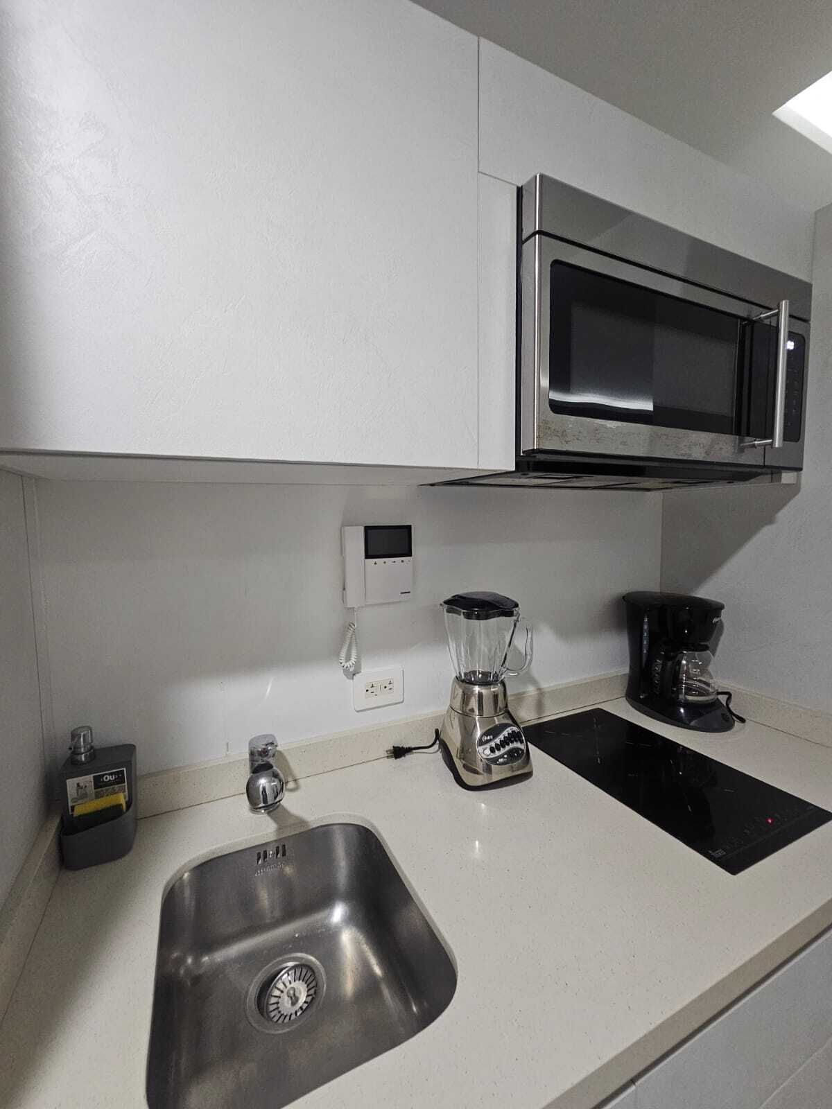 8 of 35: Horno de microondas con campana extractora