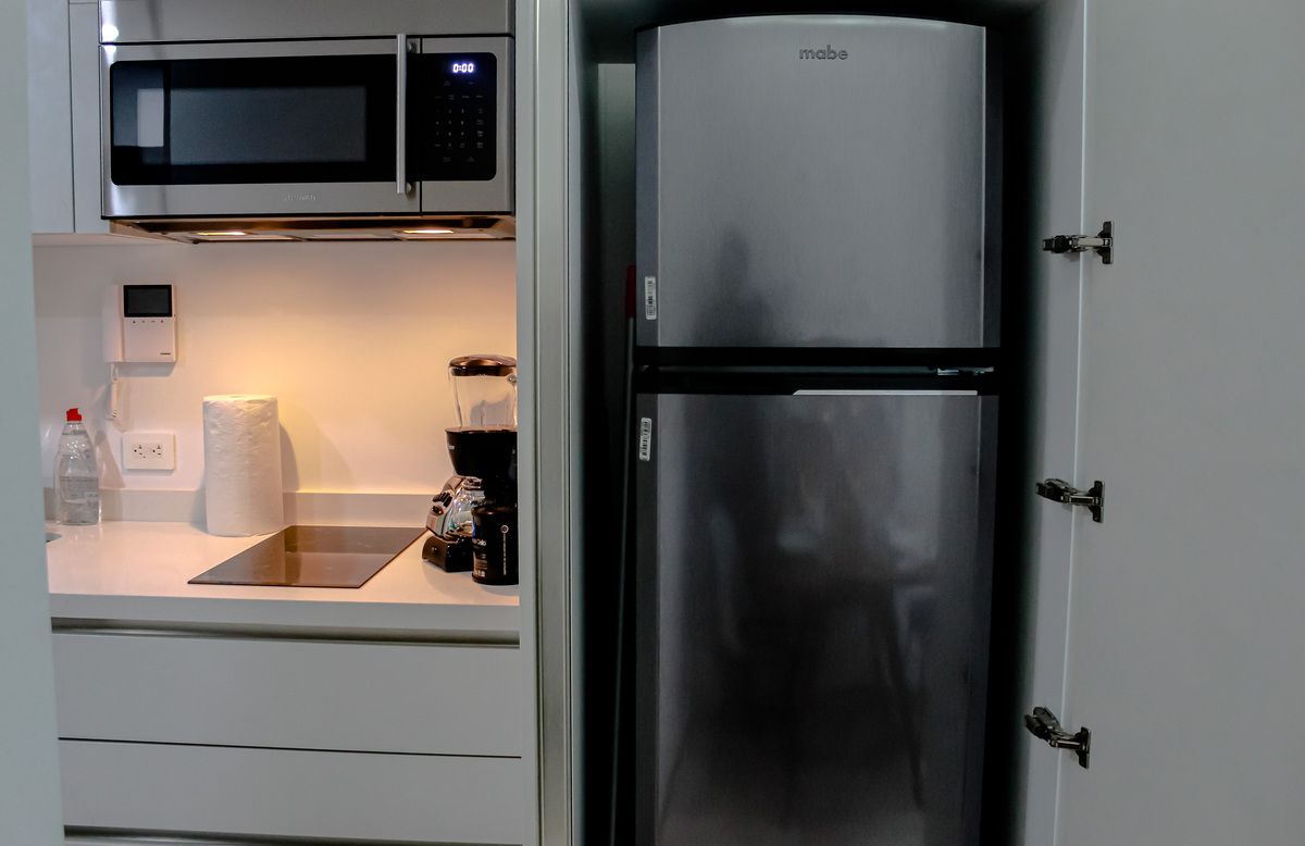 13 of 35: Refrigerador con puerta oculta