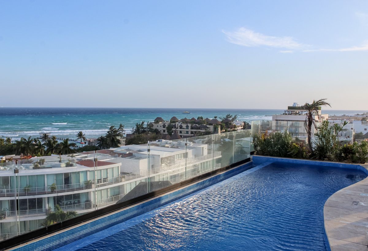 20 of 35: alberca infinita con vista al mar