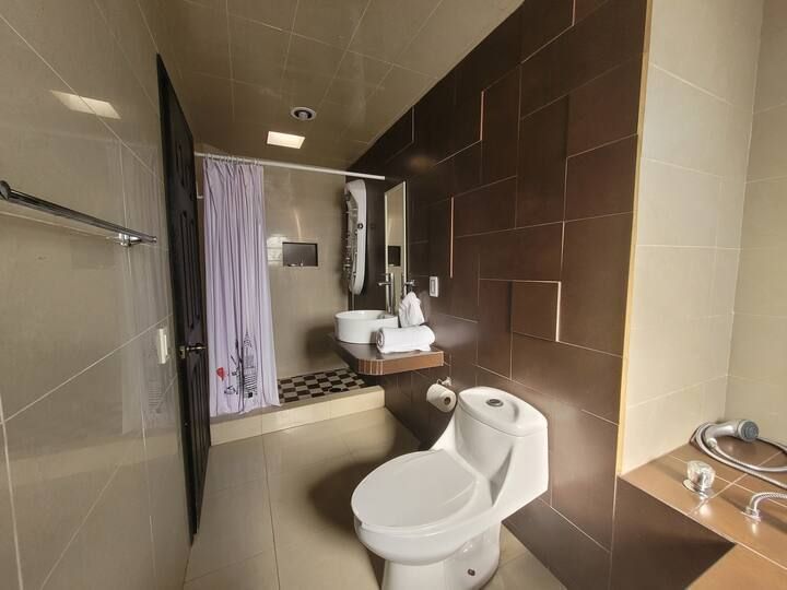 12 of 23: BAÑO COMPLETO 1