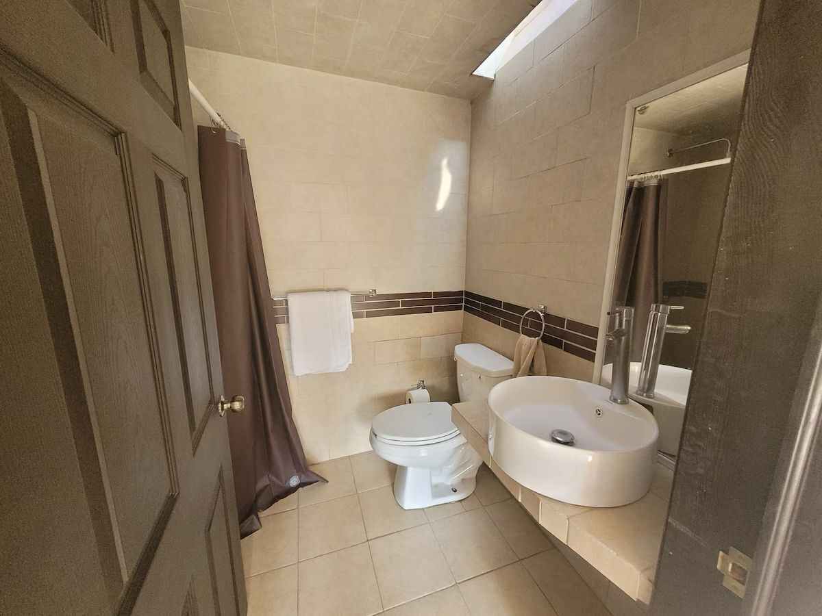 16 of 23: BAÑO COMPLETO 4
