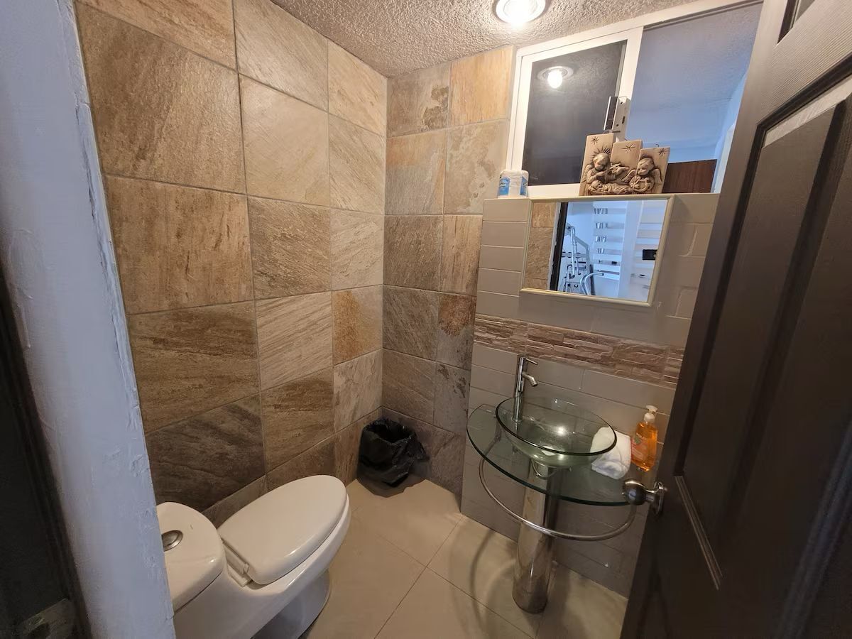 18 of 23: MEDIO BAÑO