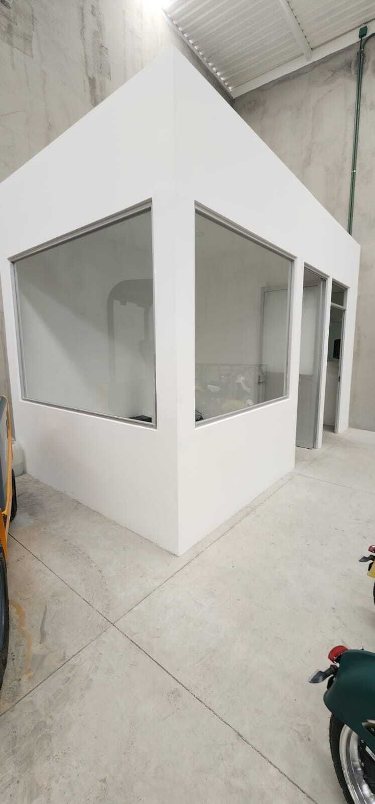 1 of 4: Oficina con baño