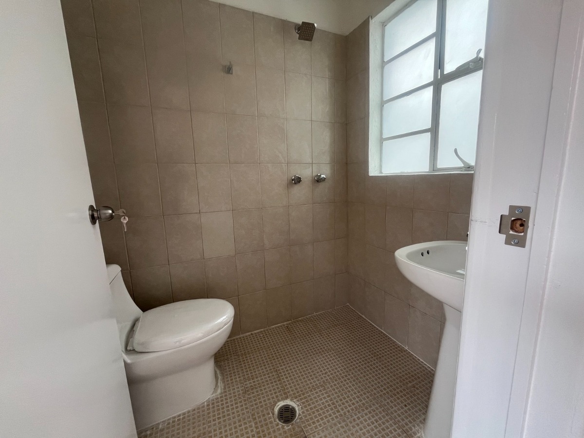 18 de 34: Baño de cuarto de servicio