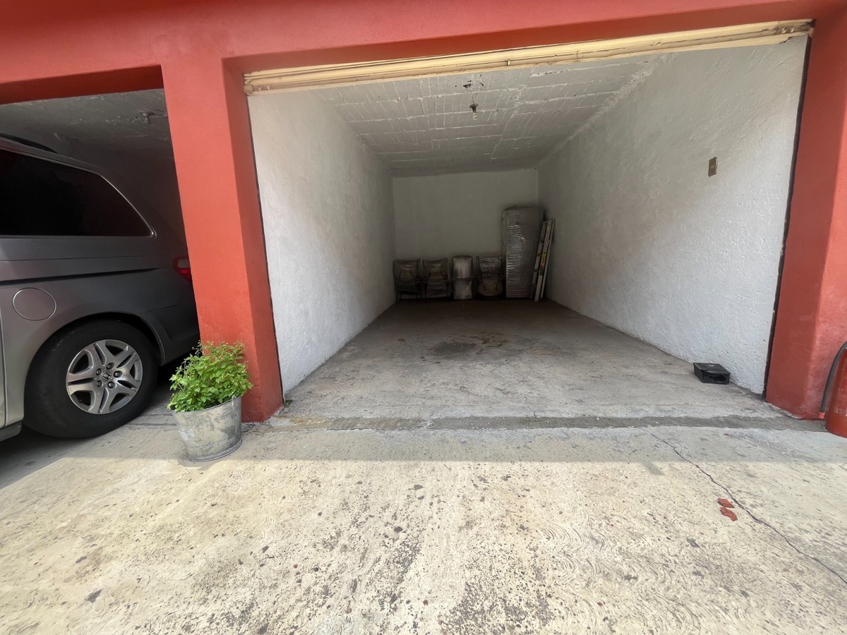19 de 34: Cochera techada
