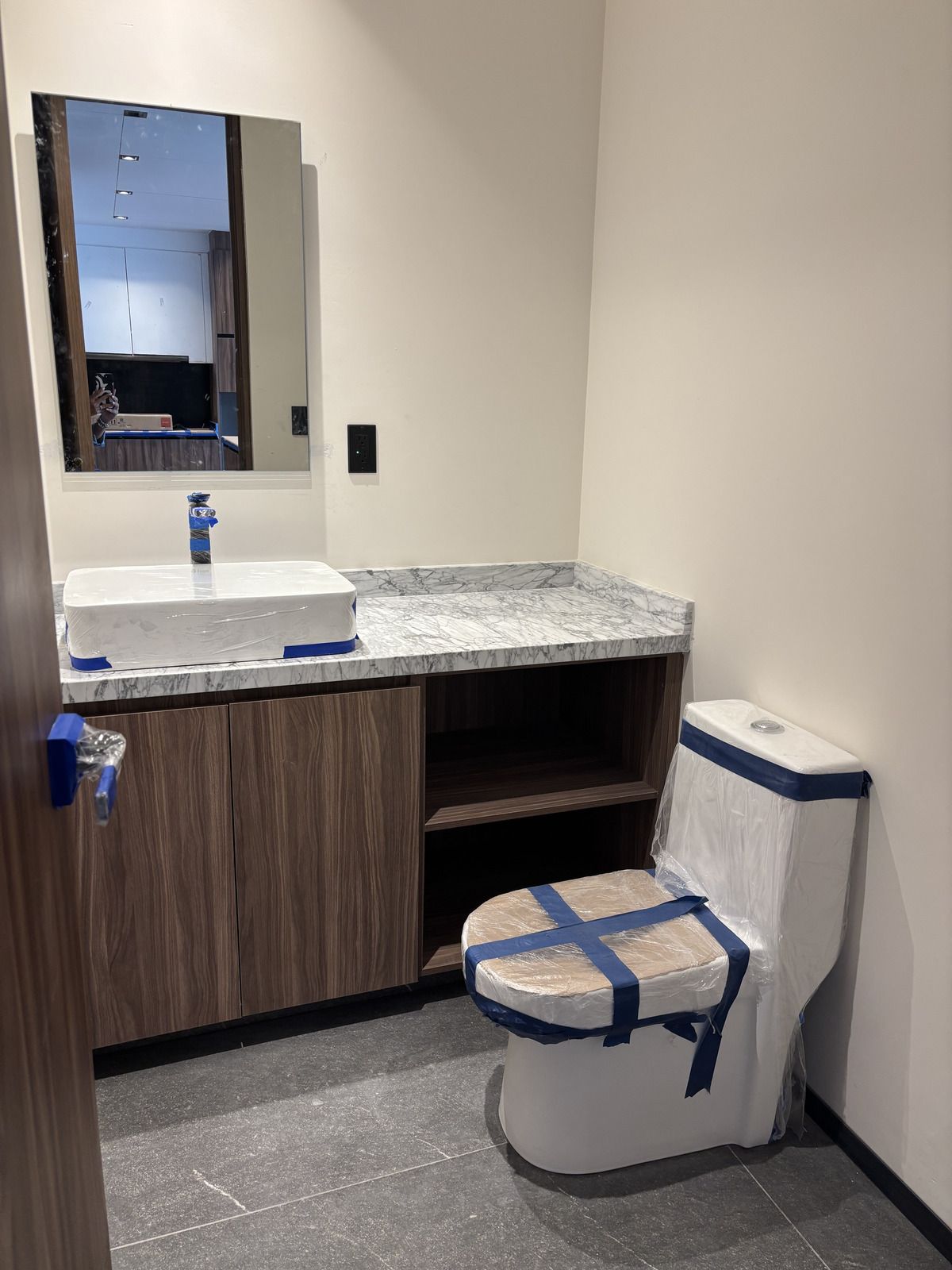 3 of 13: baño de visitas