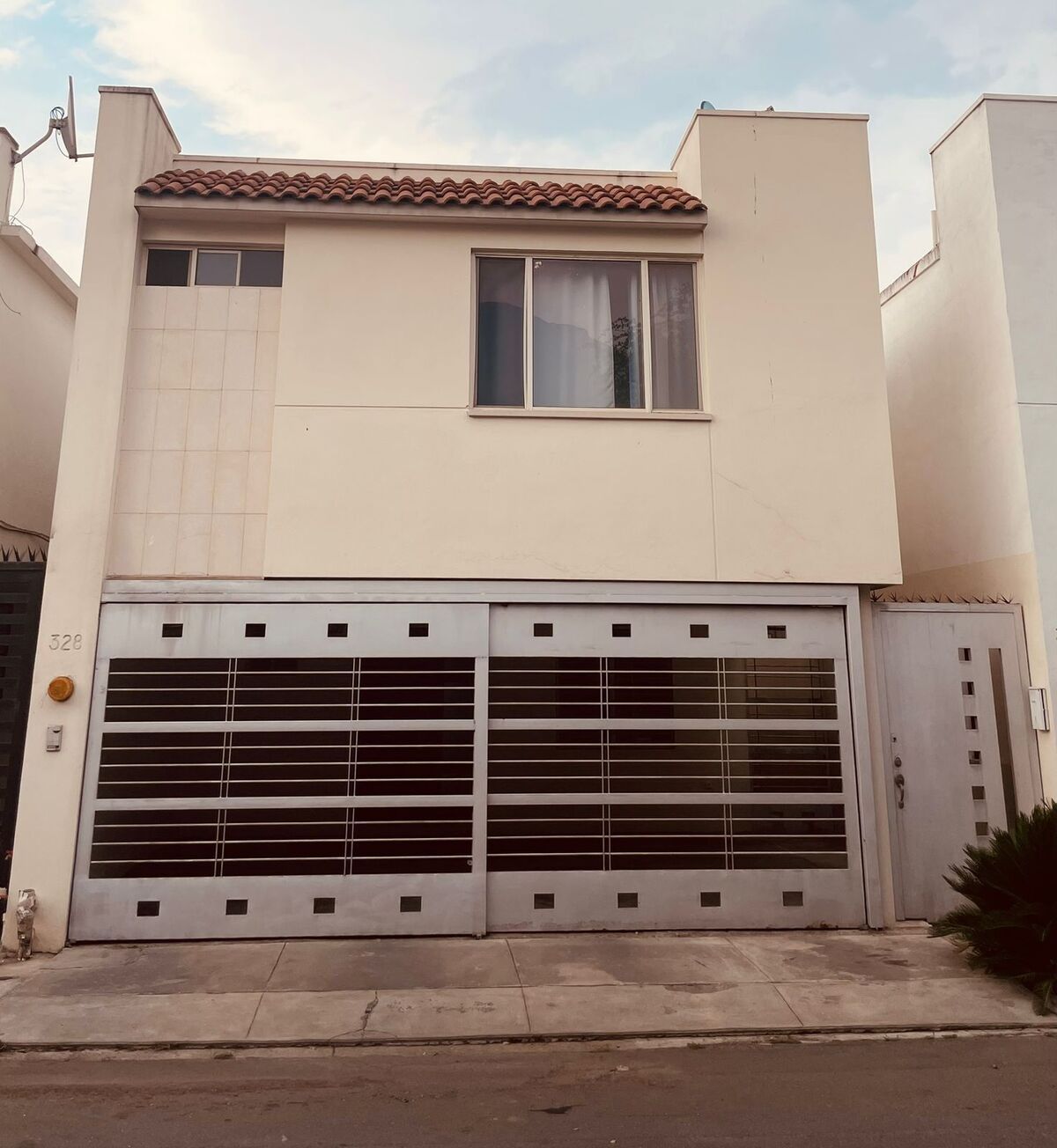 2 of 8: Fachada