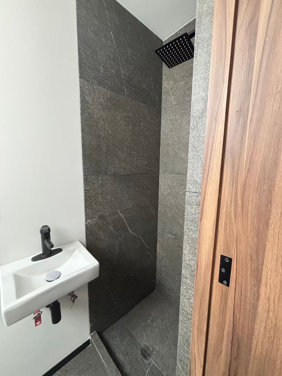 18 de 19: REGADERA BAÑO DE SERVICIO