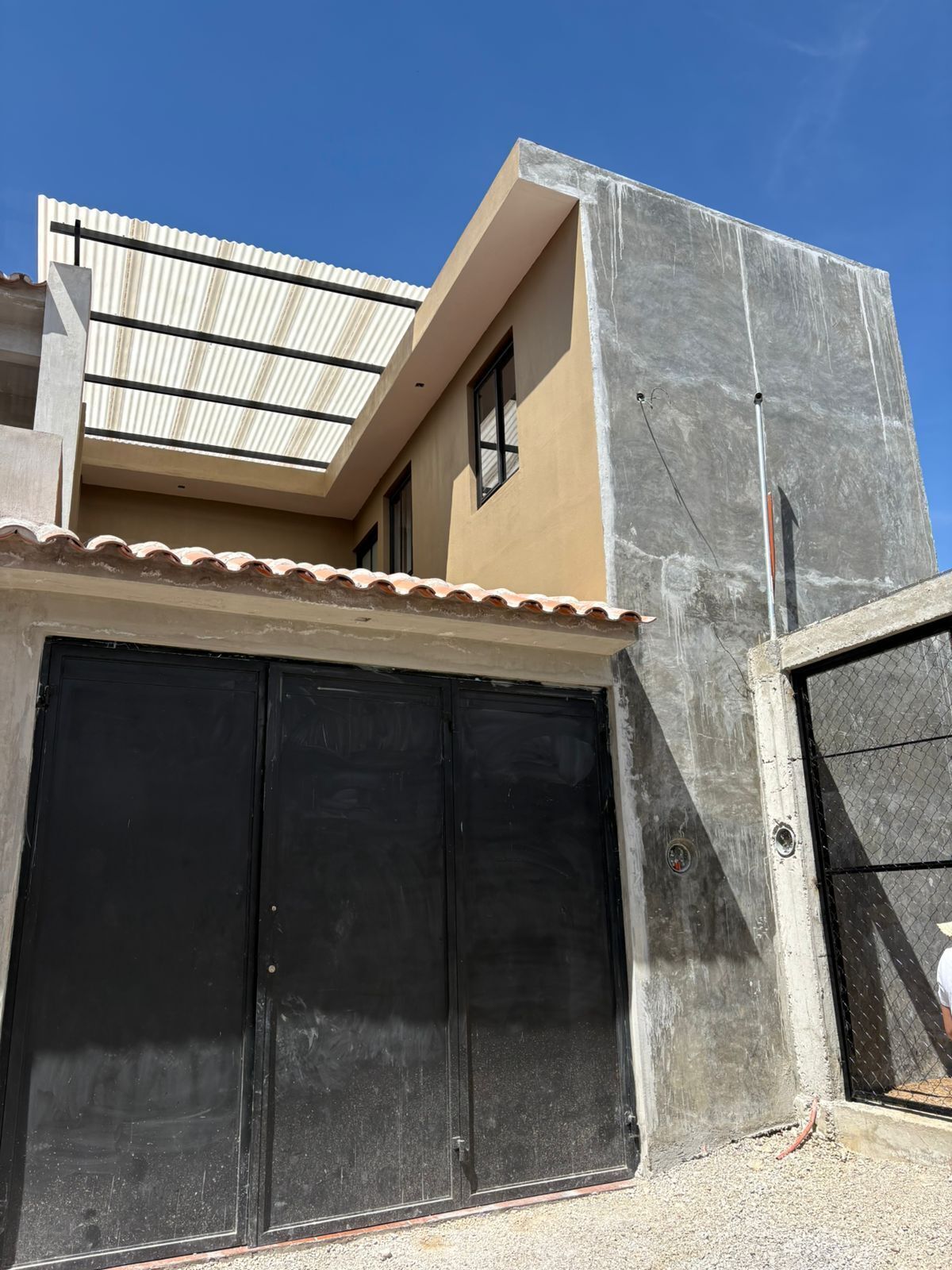 2 de 15: Portón