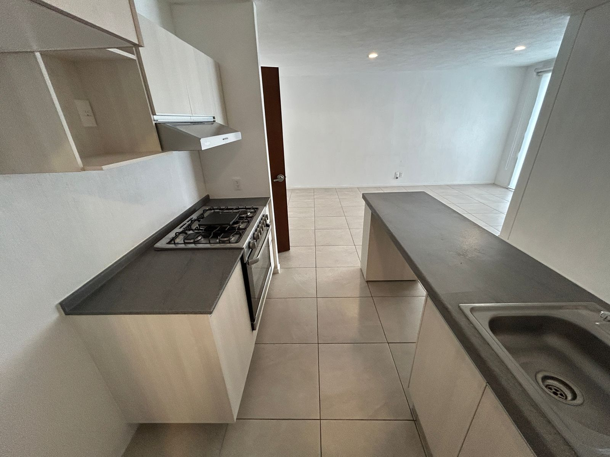 5 of 14: Cocina con tarja, estufa, campana y muebles