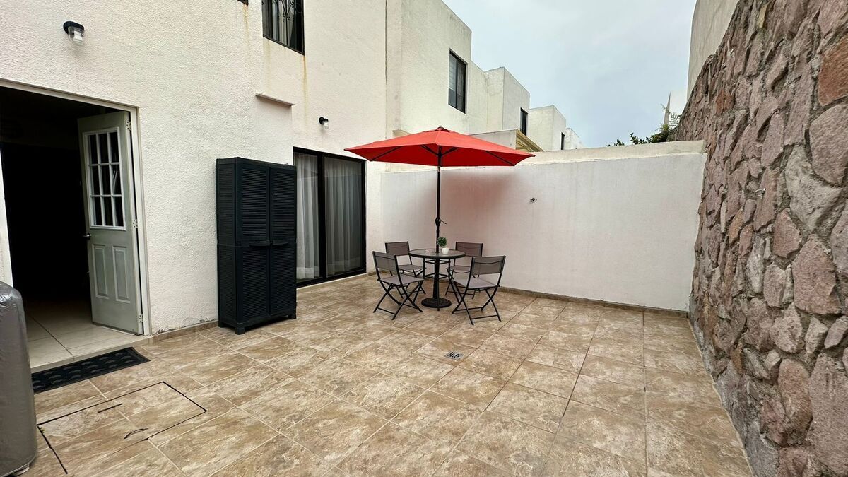 1 of 16: Terraza-Patio trasero