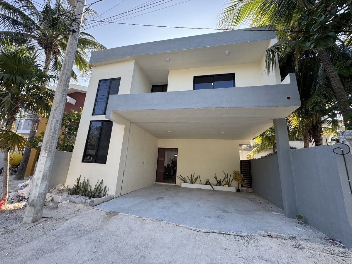 Casa en Venta a una Calle del Mar en Chicxulub Puerto