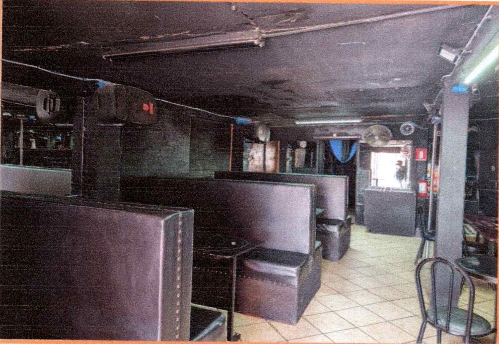 3 of 7: mesas y espacio para clientes
