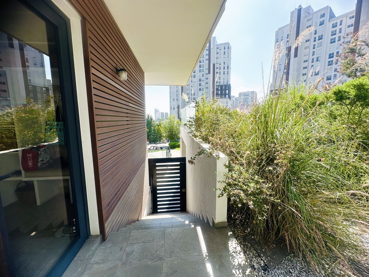 2 de 40: Entrada a Jardín independiente