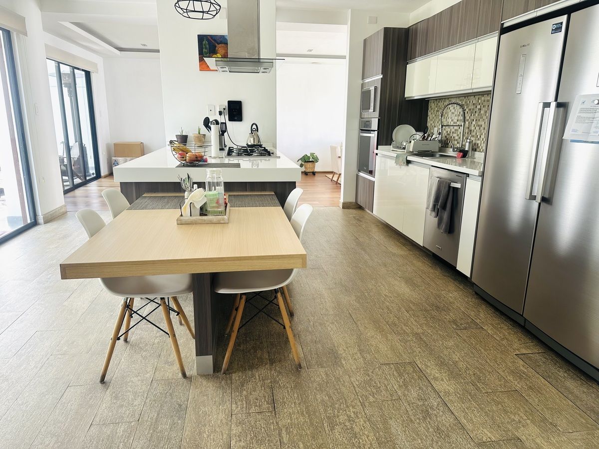 9 de 40: Cocina con isla y desayunador