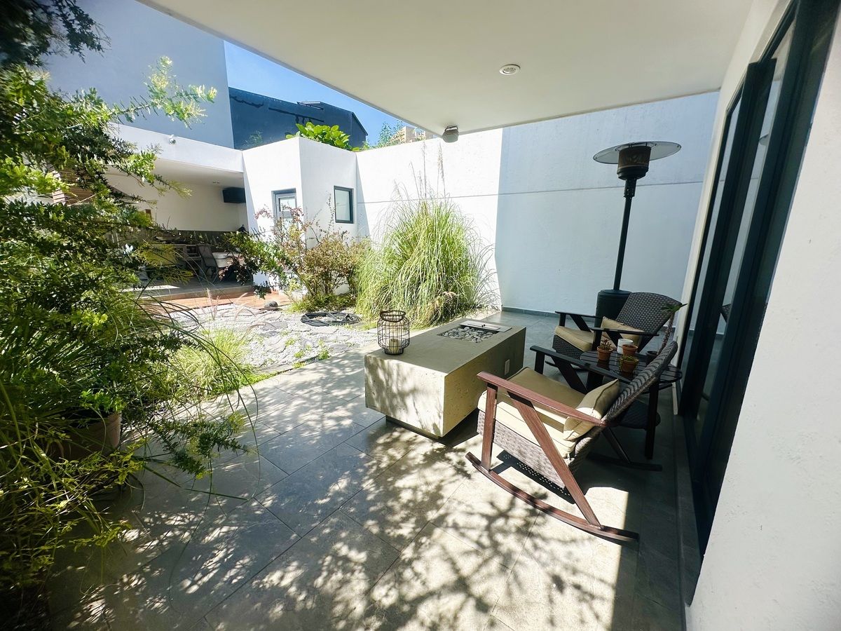 16 de 40: Terraza con fogatero