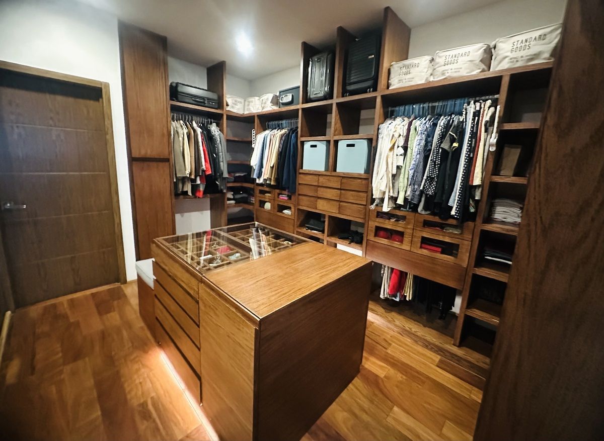 29 de 40: Vestidor con isla