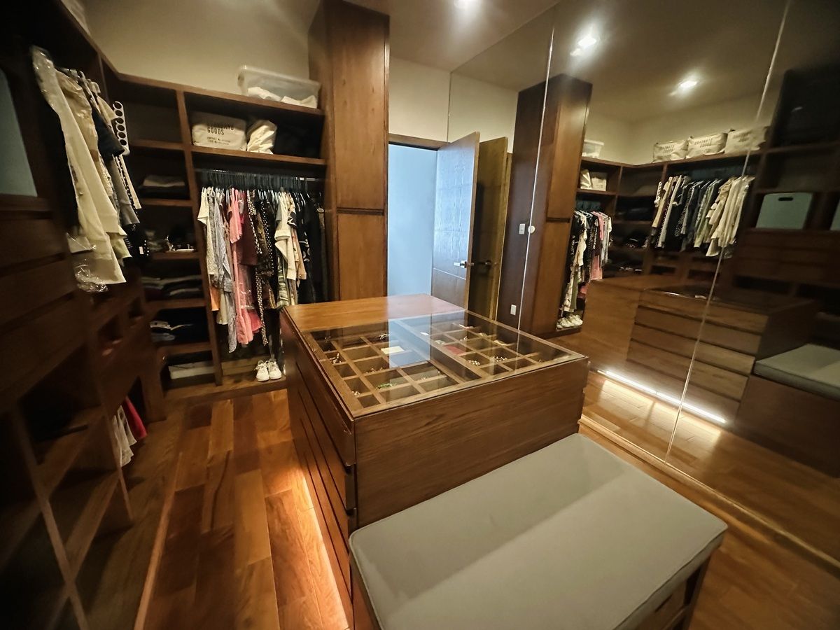 32 de 40: Vestidor con isla