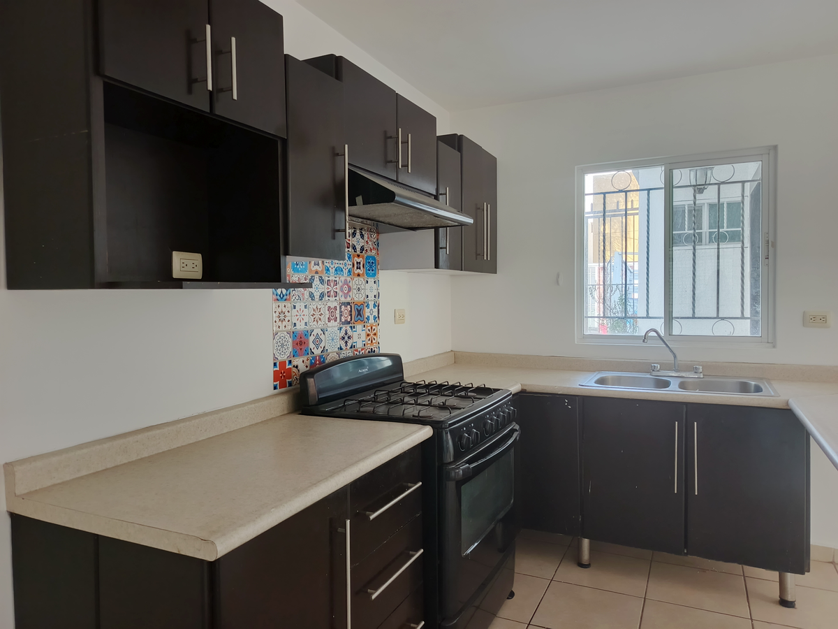 4 of 25: Cocina con barra