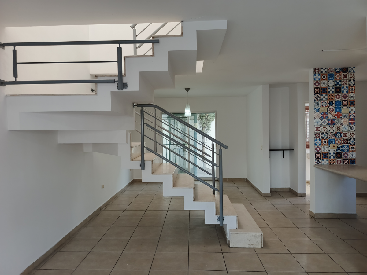 2 of 25: Escaleras
