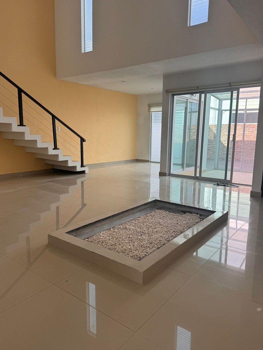 Venta de casa en Cumbres del lago Juriquilla (Privada Da vinci) - foto 2