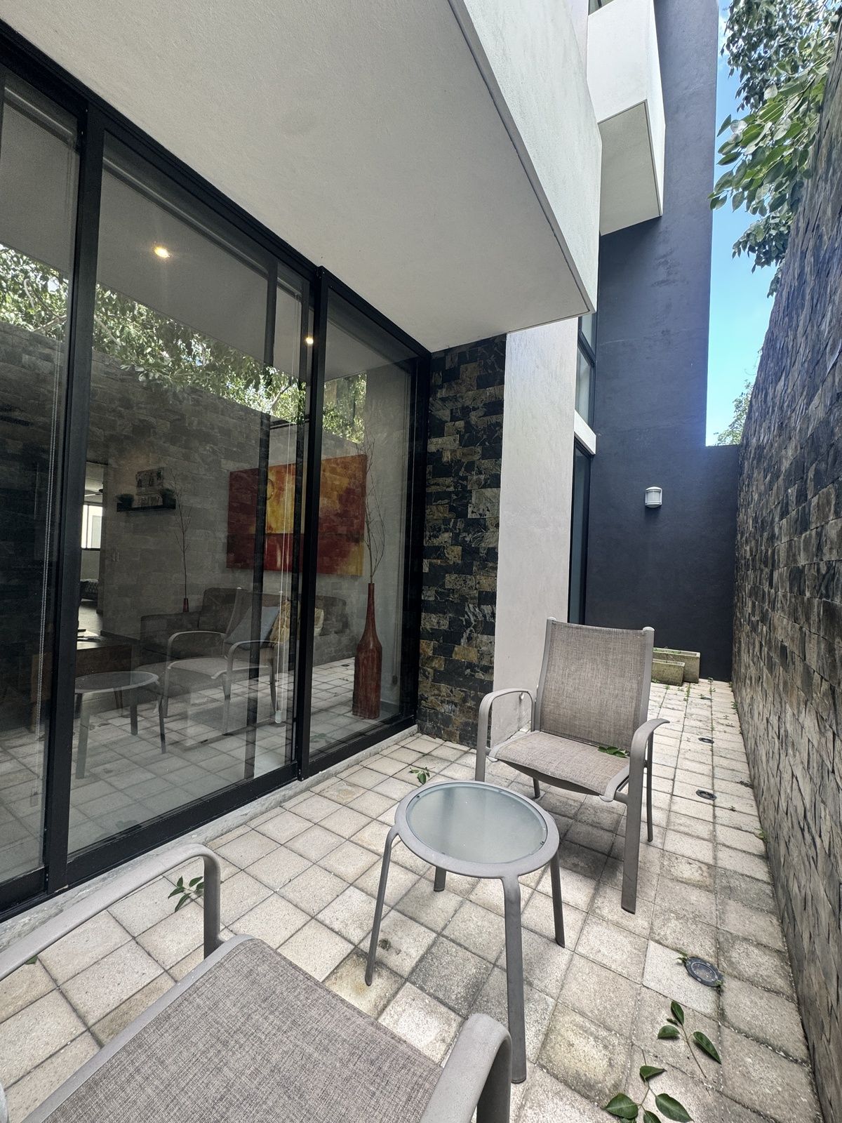 5 de 22: terraza con muro decorativo en piedra